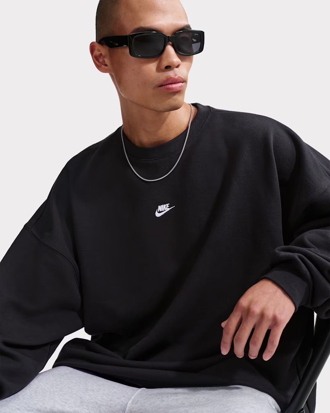 Nike Sportswear Club
Men's Oversized French-Terry Crew-Neck Sweatshirt